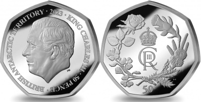 БАТ. Монета 50 пенсов. 2023 (KM#NL. Proof-like. Карточка) Вступление на престол короля Карла III